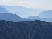 13 Sullo sfondo il lago d'Iseo